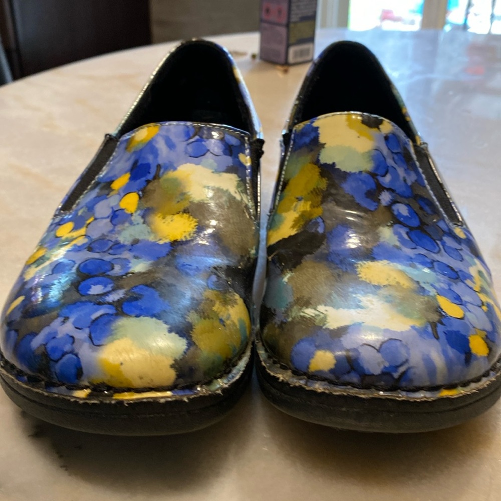 Women’s Spring step nursing clogs. Size 8
